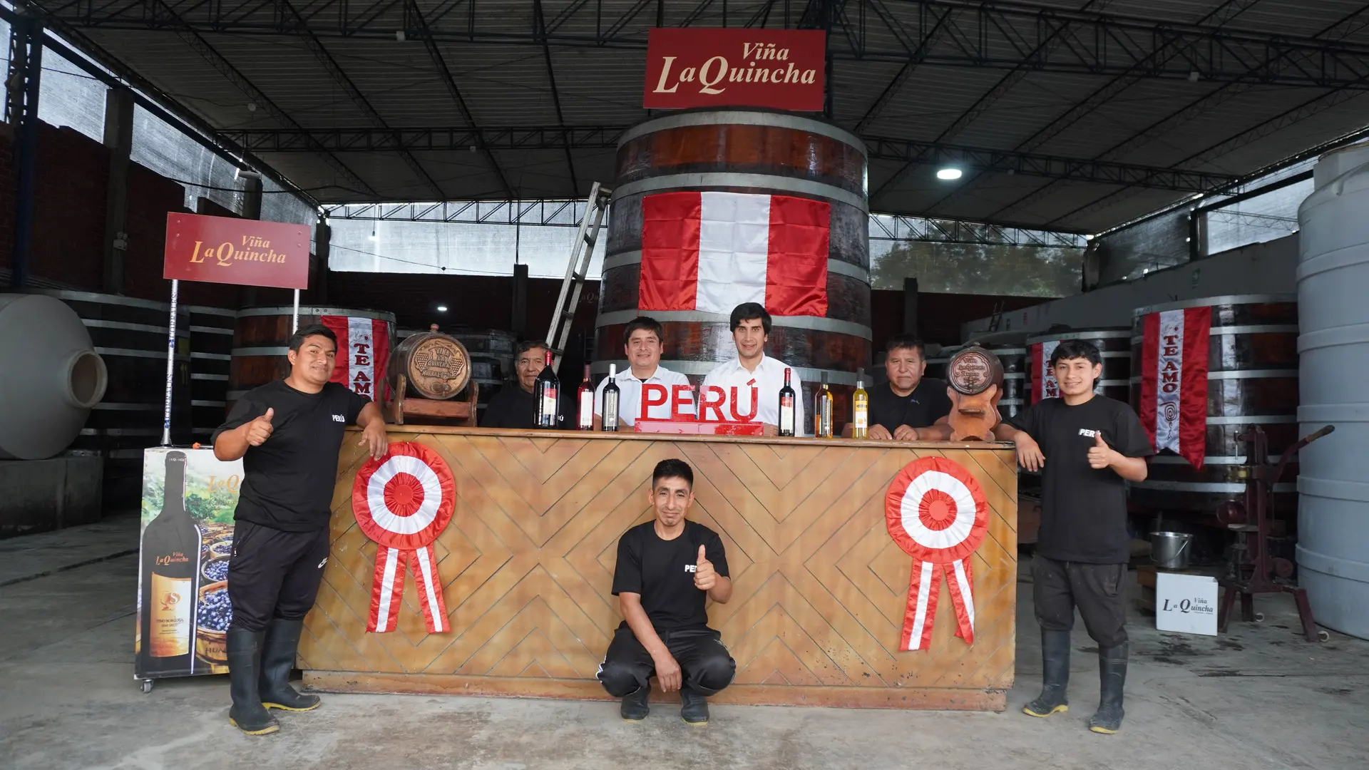 Equipo de Viña La Quincha en la bodega de Huaral